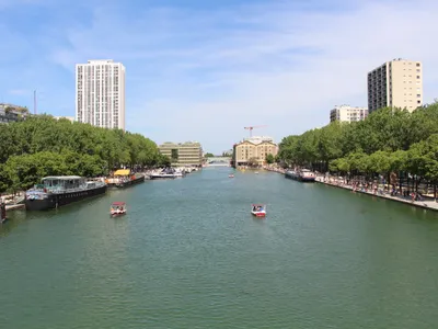 Le bassin de la Villette et ses quais animés en été