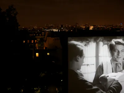 Séance de cinéma en plein air à Paris, à la nuit tombée