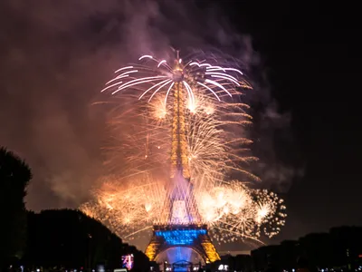 Feu d'artifice du 14 juillet au-dessus de la tour Eiffel