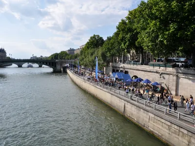 Les quais de Seine aménagés en plage pendant Paris Plages